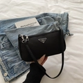 Sac hobo minimaliste en nylon noir avec logo triangulaire en métal et fine bandoulière - Noir
