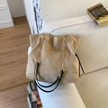 Khaki Wildleder Hobo Bag mit goldener Kette und Kordelzug Detail auf dem Sofa - Khaki (Ohne Anhänger)