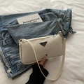 Sac baguette minimaliste en nylon blanc cassé avec logo triangle sur fond en denim - Blanc