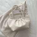 Minimalistische crème witte draagtas met geplooid ontwerp en slanke hengsels op blazer - Wit