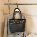 Grand sac fourre-tout gris foncé en similicuir mat avec boucle sur un cintre de costume - Sans Pendentif / Noir