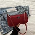 Sac sous le bras en nylon rouge élégant avec plaque logo et bandoulière fine - Rouge