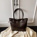 Grand sac cabas marron café foncé en similicuir avec boucle dorée et longues bandoulières - Sans Pendentif / Marron