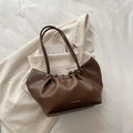 Bruine geplooide cloud tote tas met dunne handvatten en gouden Fashion Bags tekst - Bruin