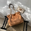 Borsa tote retrò in pelle scamosciata marrone con catena dorata e ciondoli baseball - con portachiavi / Marrone
