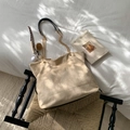 Borsa a secchiello beige scamosciata con catena dorata e ciondolo da baseball - con portachiavi / Kaki