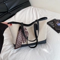 Borsa tote in tela beige con finiture in pelle nera e foulard di seta decorativo - Nero