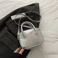 Bolso bandolera plateado metalizado con herrajes dorados y diseño de letras chic - Plateado