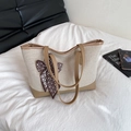 Borsa tote minimalista in tela con finiture in pelle kaki e foulard in seta a fantasia - Cachi