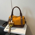 Ingwergelbe Boston-Tasche aus Wildleder mit braunen Griffen und Bärenanhänger - Braun Mit Süßem Bärenanhänger