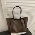 Bolso tote retro de gran capacidad en cuero marrón con asas largas sobre fondo blanco - Marrón