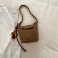 Borsa a tracolla in pelle scamosciata marrone con cuciture a contrasto e ciondolo decorativo - Con Ciondolo / Marrone