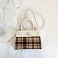 Détail du sac à main en patchwork de tweed et cuir avec fermoir rotatif en métal argenté - Blanc