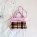 Vue de dessus d'un sac à main rose à carreaux avec fermoir rotatif argenté et bandoulière - Rose