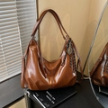 Braune Vintage-Tasche aus Ölwachsleder mit Tennisanhänger und gestreiftem Dekoband - Braun (Mit Anhänger)