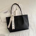 Schwarze Große Tragetasche mit modischem Webband und vertikalen Steppnähten - Einkaufstasche Und Kleine Tasche (Zweiteiliges Set) / Schwarz