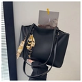 Dettaglio della borsa tote nera con cuciture bianche a contrasto e foulard decorativo - Nero
