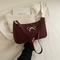 Elegante bolso de hombro rojo oscuro con lazo dorado y acabado en cuero texturizado - Rojo