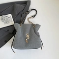 Sac bandoulière gris texturé avec gland logo doré et bandoulière en chaîne - Gris