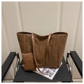 Detail der Totebag mit Leopardenmuster und kleinem Beutel auf einem Metallstuhl - Braun
