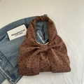 Braune Cord-Einkaufstasche mit Schleife und Herzmustern auf Denim-Hintergrund - Braun
