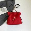 Sac seau rouge en tissu scintillant avec logo S doré et bandoulière en chaîne mode - Rouge