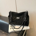 Borsa tote minimalista in pelle nera opaca con catena argentata su libro di design - Nero senza Ciondolo