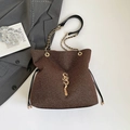Sac bandoulière pailleté marron foncé avec chaîne dorée et détail élégant à pompon - Marron