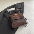 Braune Umhängetasche mit Leopardenmuster und goldenen Details auf grauem Blazer - Ohne Anhänger / Braun