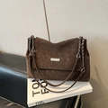 Borsa a tracolla marrone scuro opaca con catena metallica e targhetta con logo - Caffè senza Ciondolo