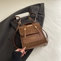 Brauner Lederrucksack mit Leopardenmuster Goldakzenten und Klappverschluss - Ohne Anhänger / Braun