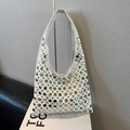 Borsa hobo in pelle bianca con borchie metalliche argento e stile punk rock - Bianco