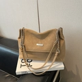 Borsa a tracolla in pelle PU cammello con tracolla a catena e dettaglio in metallo - Cachi (Senza Ciondolo)