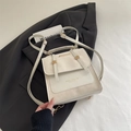 Eleganter cremeweißer Lederrucksack mit goldener Schnalle auf schwarzem Sakko-Hintergrund - Ohne Anhänger / Weiß