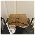 Dettaglio borsa a tracolla marrone vintage con stampa M e fibbia argentata elegante - Marrone