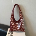 Borsa hobo in vernice rosso scuro con borchie argentate fitte e forma triangolare sagomata - Rosso