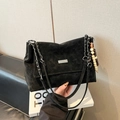 Borsa a tracolla nera retrò in ecopelle opaca con finitura testurizzata vintage - Nero Con Pendente