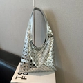 Borsa hobo argento metallizzato con borchie rotonde alla moda e tracolla larga - Argento
