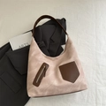 Bolso tote texturizado rosa claro con asas de cuero marrón y detalle de bolsillo - Rosa