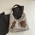 Bolso hobo con textura de mármol, detalles en cuero marrón y borlas de diseño elegante - Gris