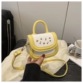 Dettaglio mini borsa a tracolla bianca con stampa ciliegie e bordi giallo acceso - Giallo