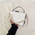 Borsa a mano in pelle bianca con chiusura geometrica dorata e tracolla a catena in tessuto - Bianco
