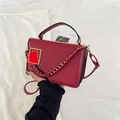 Borsa a tracolla alla moda in pelle rossa con catena dorata e fibbia geometrica - Rosso