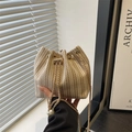 Schicke gewebte Streifen-Beuteltasche mit goldener Kette und elegantem Perlenanhänger - Khaki