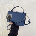 Borsa a tracolla blu navy in finta pelle con fibbia dorata e catena metallica - Blu