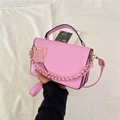 Elegante borsa a tracolla rosa con catena dorata e finitura in pelle testurizzata - Rosa