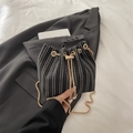 Elegante bolso de cubo tejido con rayas blancas y negras y una cadena de oro fina - Negro