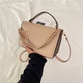 Elegante borsa beige in ecopelle con chiusura dorata e decorazione a catena - Cachi