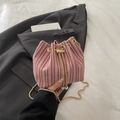 Elegante bolso de hombro rosa tejido con rayas y una fina cadena dorada brillante - Rosa