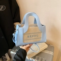 Borsa a tracolla celeste con stampa BEPRO e trama intrecciata su valigia argento - Blu